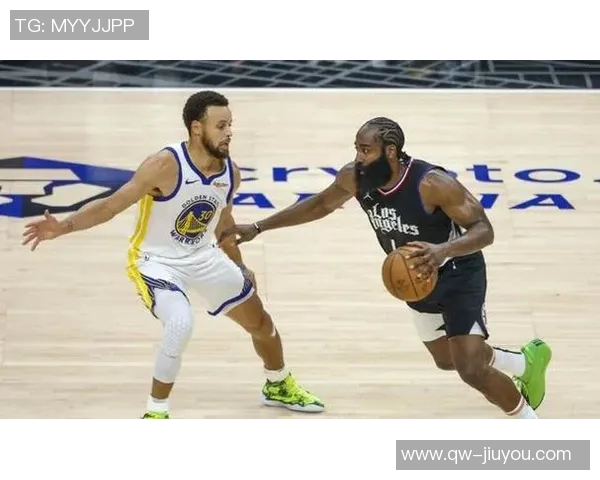 库里赛前幽默互动哈登称我们还在打呢展现友谊与竞技精神 库里赛前幽默互动哈登称我们还在打呢展现友谊与竞技精神