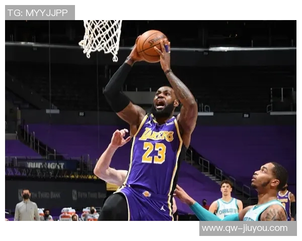 哈登半场表现出色10投6中砍下并列最高16分三分球命中率高达60无失误