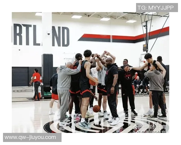 杨瀚森与奥登同框合影分享小圣诞树装饰喜悦时刻即将迎接12月的到来